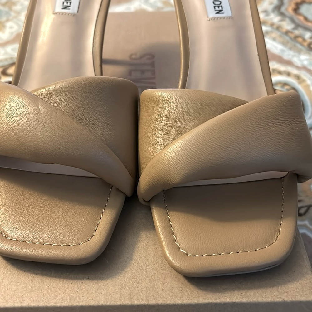 Steve Madden size 9 Thai leather sandal brand new